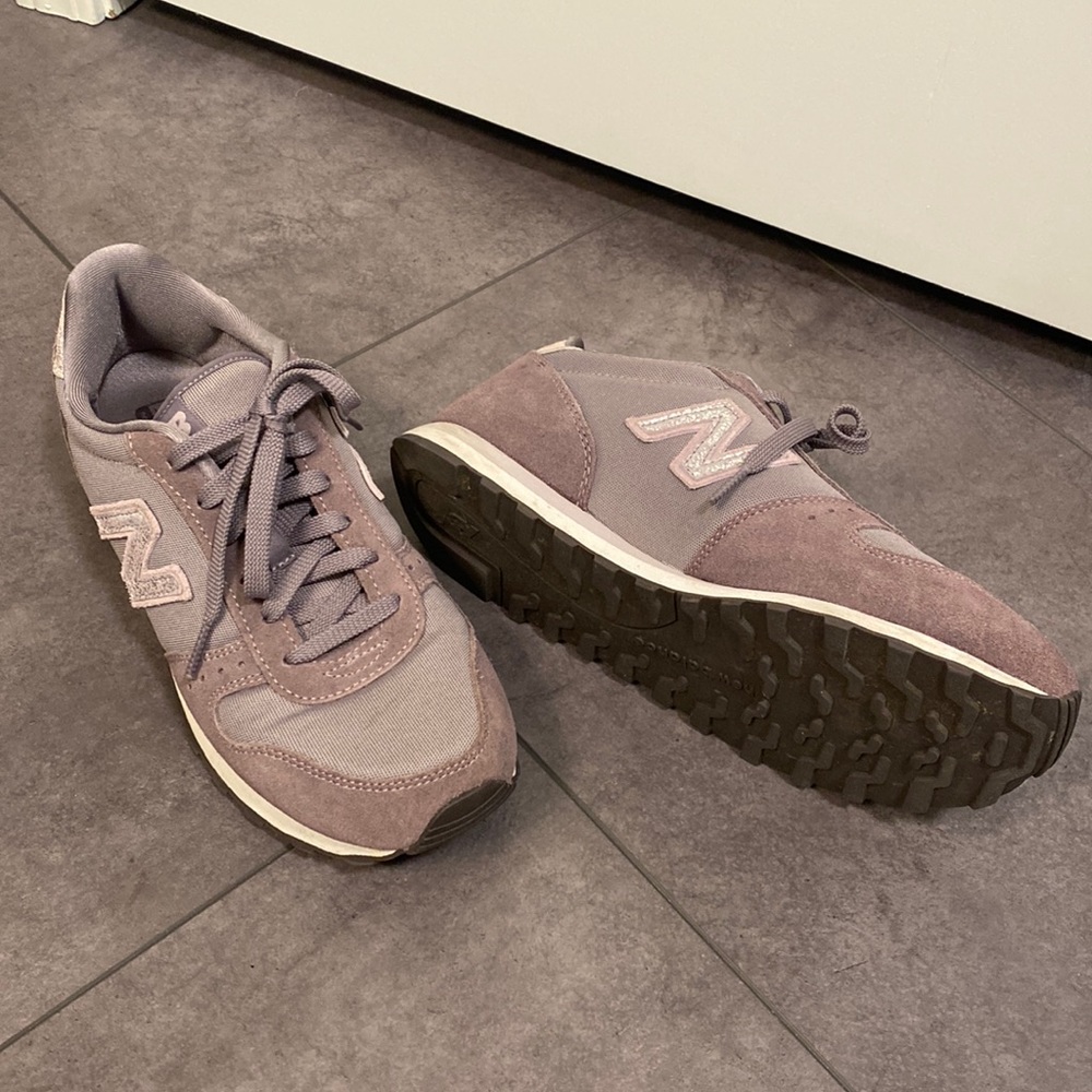 New Balance sneakers; Womens size 9 1/2